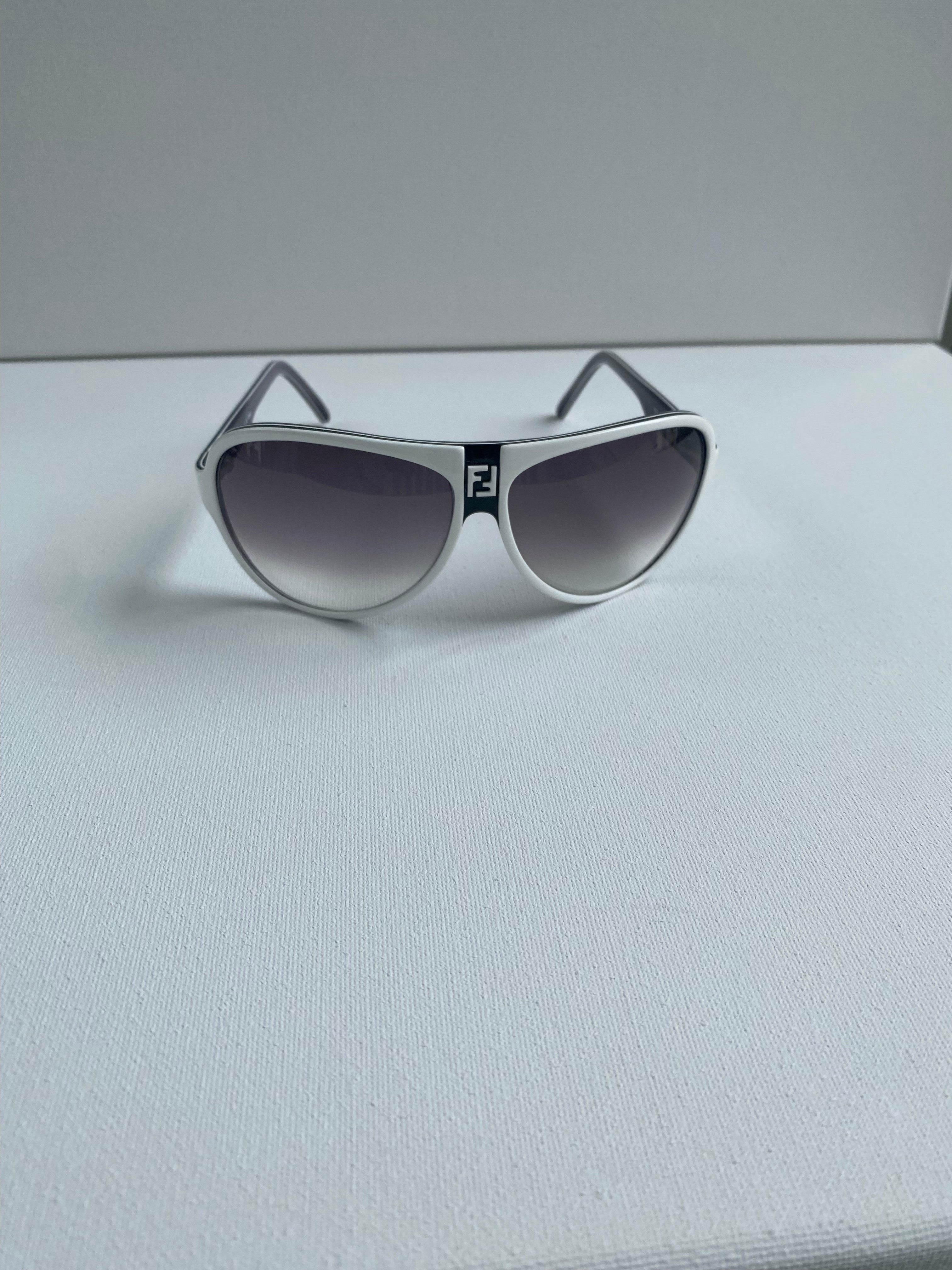 小物 FENDI Vintage Silver logo sunglasses FENDI Vintage Sunglasses Silver Rectangular Frameless